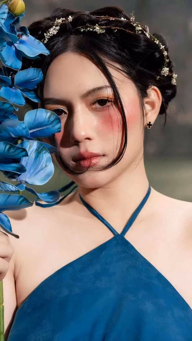 Trên trang cá nhân Ngô Tố Uyên - vợ hậu vệ Nguyễn Thanh Chung vừa chia sẻ bộ ảnh cực xinh đẹp đón tết 2024