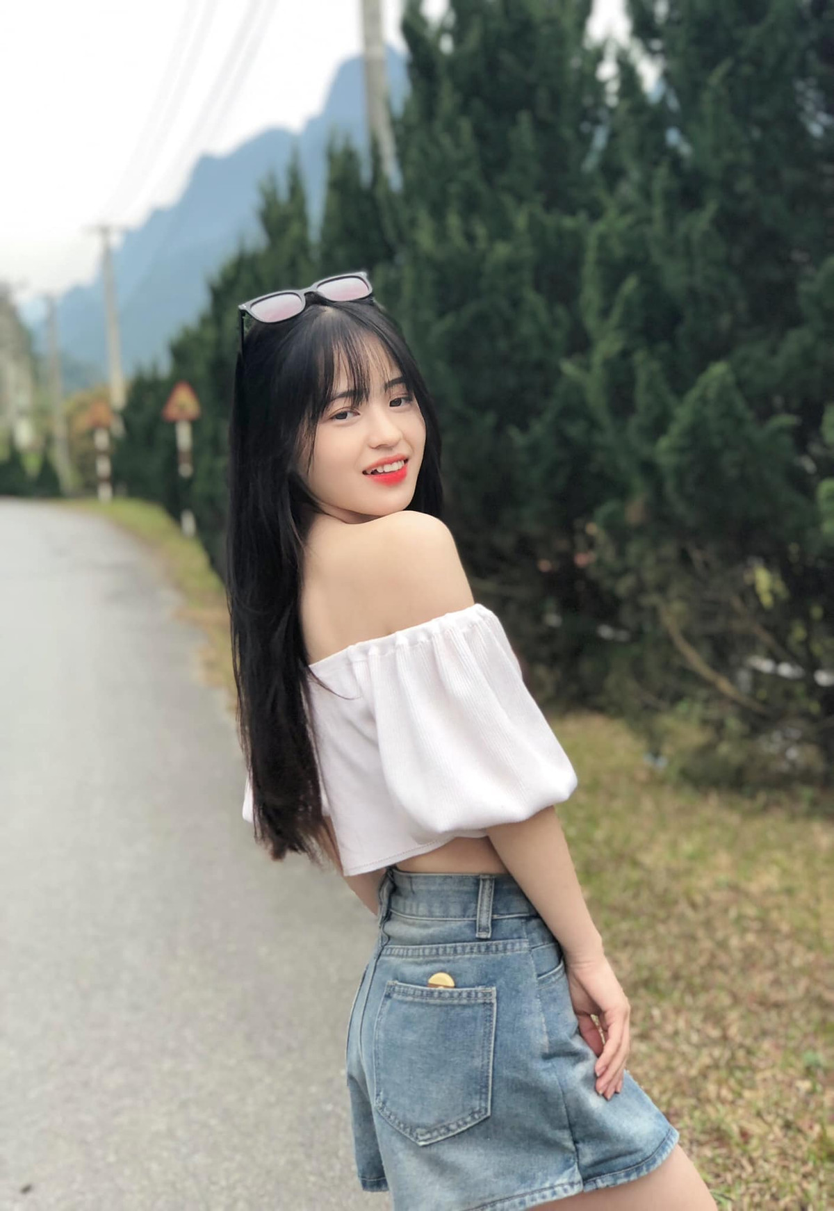 Đã bước sang tuổi 20 nên nhan sắc của Vàng Thị Sinh có sự thay đổi ít nhiều. Nếu như 5 năm trước, cô bé bán lê xuất hiện với vẻ đẹp mộc mạc, mang chút non nớt, ngây thơ thì nay cô nàng đã trưởng thành hơn rất nhiều.