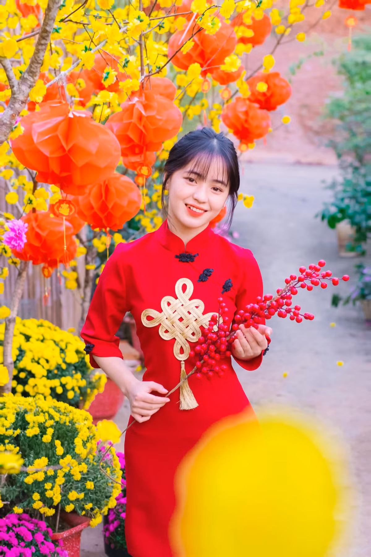 Không chỉ xuất hiện trong các bộ trang phục truyền thống hay đồng phục học sinh kín đáo, Vàng Thị Sinh cũng thường xuyên diện những trang phục điệu đà hơn, khoe bờ vai thanh mảnh cùng xương quai xanh quyến rũ. Bên cạnh đó, những bộ trang phục năng động, cá tính hơn cũng được cô nàng thử qua.