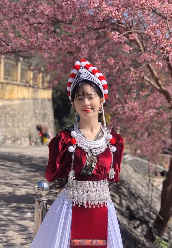 Cũng từ đó, Vàng Thị Sinh được nhiều người chú ý, có cơ hội xuất hiện trong các video quảng cáo cũng như đóng một vài phim sitcom ngắn.