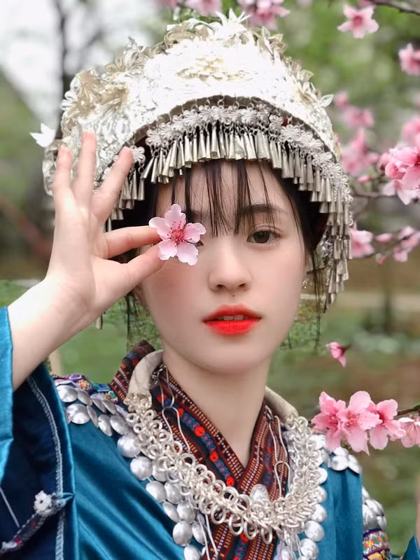 Nổi lên như một hiện tượng vào năm 2018 nhờ vẻ đẹp nổi bật của mình trong một lần bán lê giúp gia đình, cuộc sống của Vàng Thị Sinh thay đổi rất nhiều.