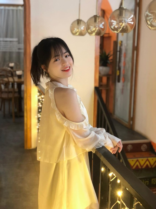 Tuy nhiên, không lựa chọn theo nghệ thuật hay hoạt động năng nổ trên mạng như một số bạn khác, Vàng Thị Sinh vẫn lựa chọn cuộc sống như cũ, chăm chỉ học tập.