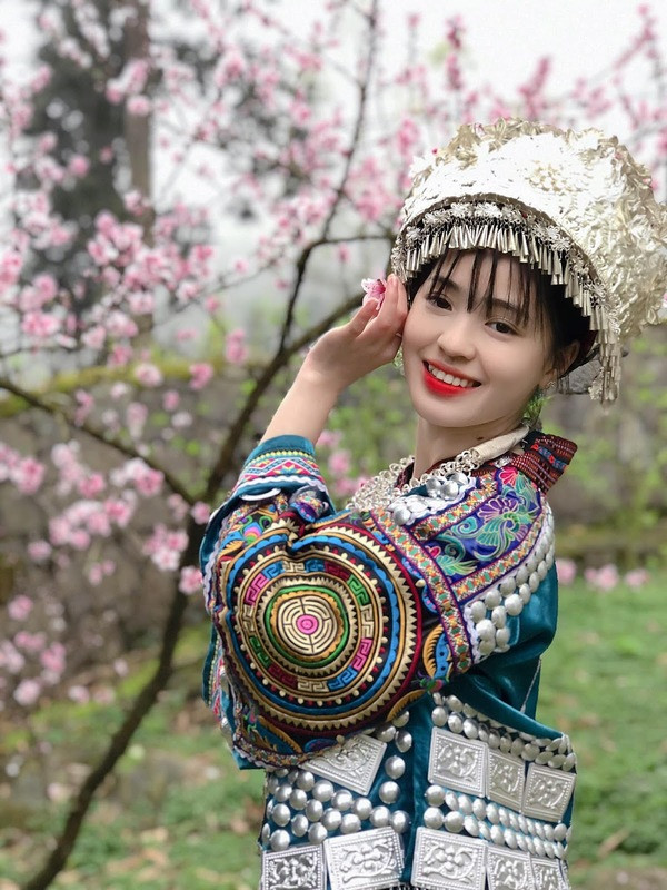 Vẻ đẹp của "em gái bán lê Hà Giang" Vàng Thị Sinh tựa như những bông hoa nơi núi rừng, đẹp trong trẻo nhưng cũng rất mạnh mẽ.