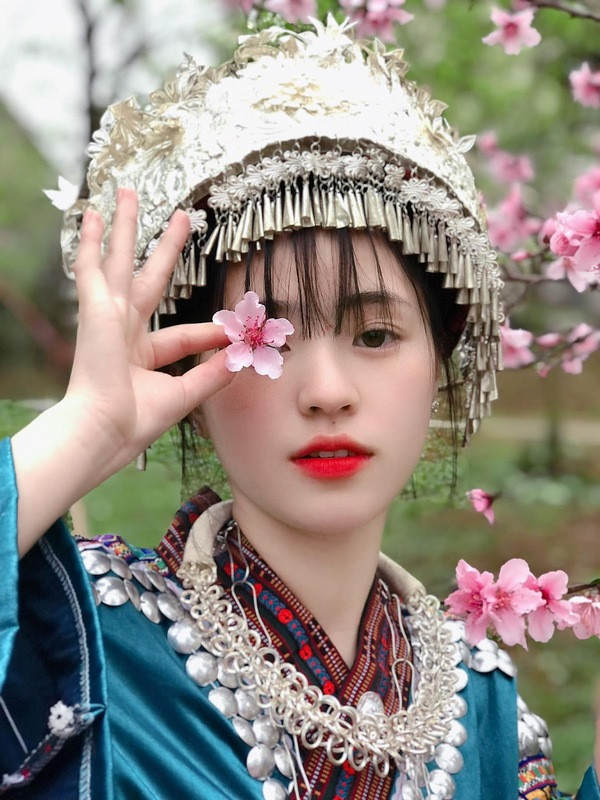 Nổi lên như một hiện tượng vào năm 2018 nhờ vẻ đẹp nổi bật của mình trong một lần bán lê giúp gia đình, cuộc sống của Vàng Thị Sinh thay đổi rất nhiều.