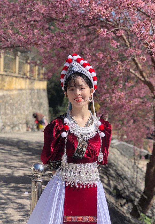 Cũng từ đó, Vàng Thị Sinh được nhiều người chú ý, có cơ hội xuất hiện trong các video quảng cáo cũng như đóng một vài phim sitcom ngắn.