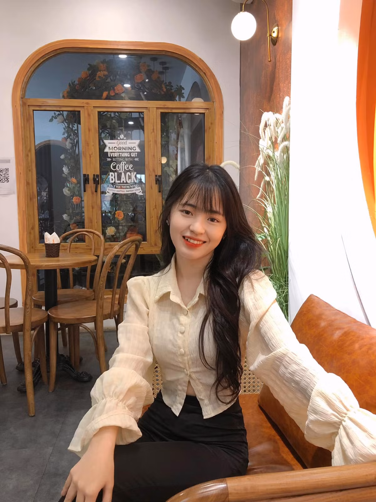 Hình ảnh của Vàng Thị Sinh được mọi người đón nhận rất tích cực bởi vẻ đẹp ngọt ngào, trong trẻo và tự nhiên. Không chỉ vậy, dù nhiều năm trôi qua nhưng cô nàng vẫn duy trì được sức hút của mình bởi sự cố gắng, nói không với chiêu trò hay thị phi.