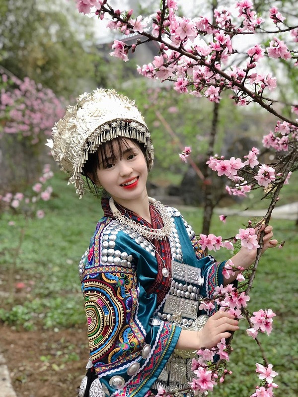 Hot girl dân tộc này được nhiều người tìm đến, ngỏ ý mua hàng ủng hộ cũng như chụp hình cùng em.