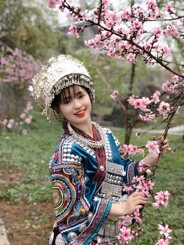 Hot girl dân tộc này được nhiều người tìm đến, ngỏ ý mua hàng ủng hộ cũng như chụp hình cùng em.