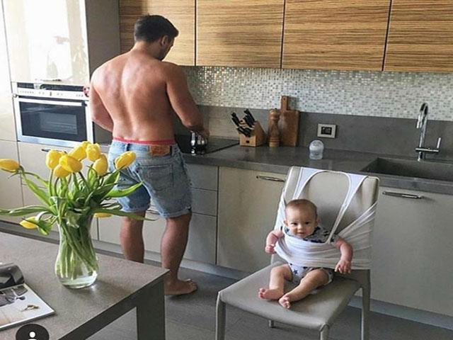 Dán băng dính để trẻ đỡ chạy lung tung quanh nhà là biện pháp nhiều ông bố lựa chọn khi được chị em giao nhiệm vụ trông con.