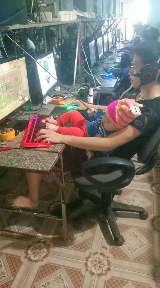 Đỡ hơn việc trói con bằng băng dính thì ông bố này chọn cách thỏa hiện để 2 bố con cùng chơi.