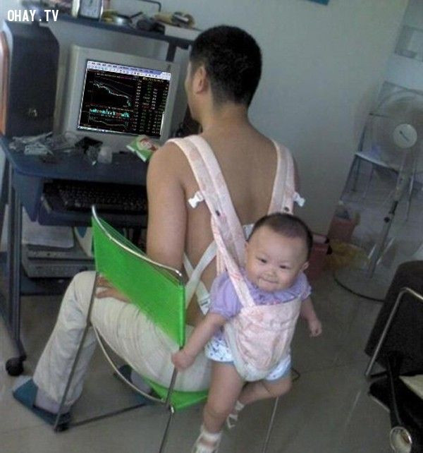 Chứng kiến cảnh trông con kiểu này của các ông bố, dân tình hỏi rằng liệu các bà mẹ có dám giao con.