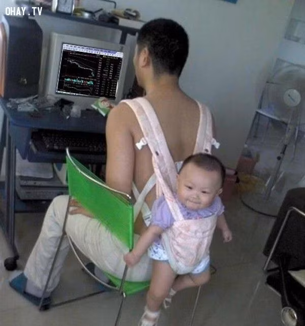 Chứng kiến cảnh trông con kiểu này của các ông bố, dân tình hỏi rằng liệu các bà mẹ có dám giao con.