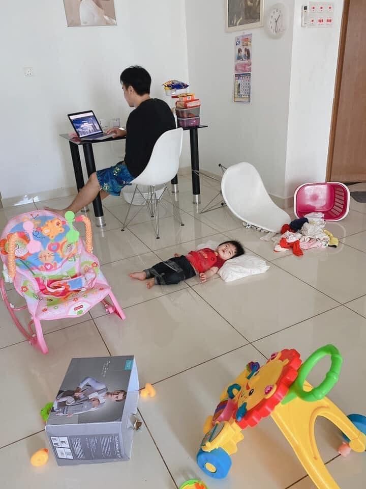 Phụ nữ gắn liền với thiên chức làm mẹ, việc chăm bẵm con cái đương nhiên là chuyện của họ. Tuy nhiên, nếu nhìn vào cảnh những ông bố trông con thì nhiều người sẽ phải có cái nhìn khác.