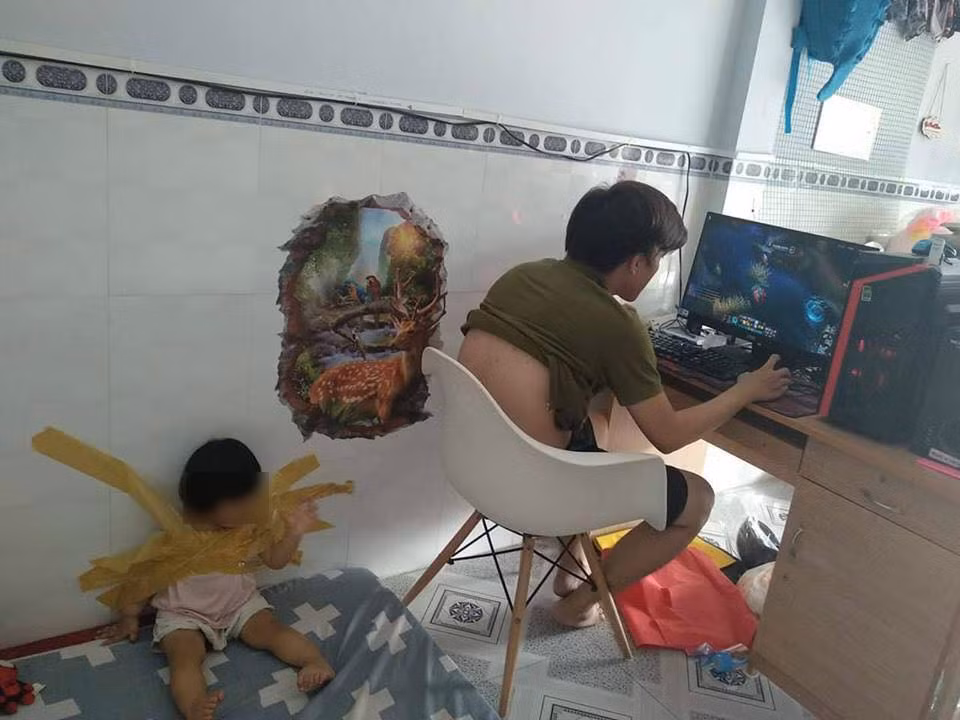 Khi ông bố mải chơi game thì số phận của đứa con đó là bị dán chặt vào tường.