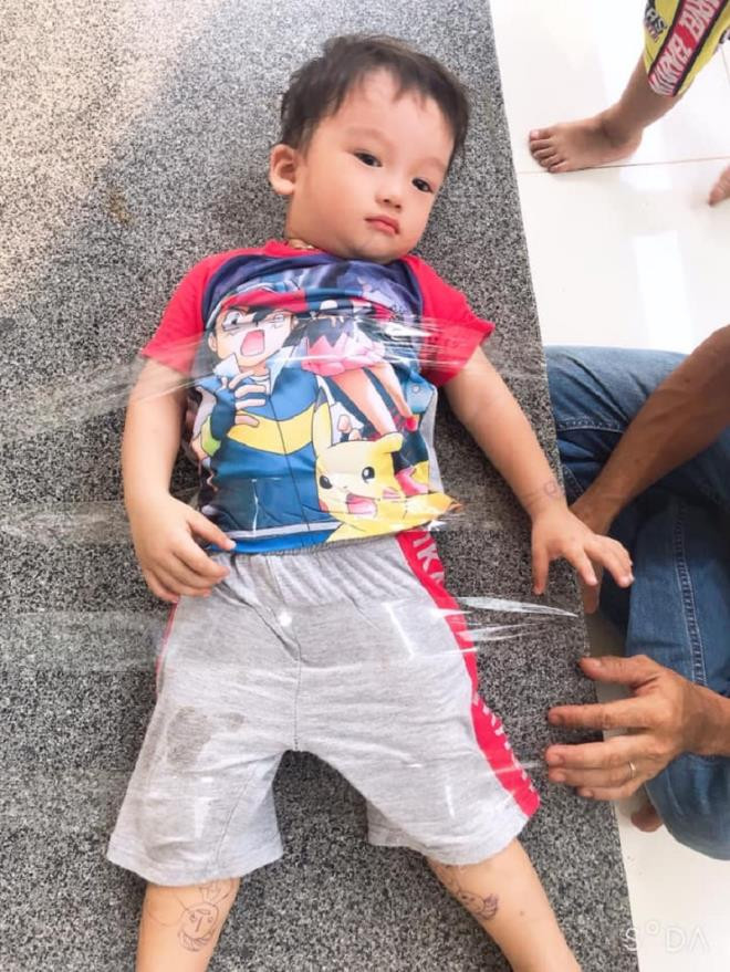Tránh nghịch ngợm phá công việc của bố thì các con chịu khó bị trói lại bằng băng dính.
