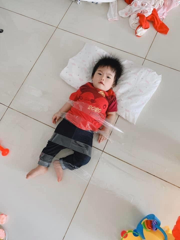 Đặc biệt trong số đó, bức ảnh của một ông bố trông con kèm dòng chú thích "Trông con một lát để em đi nấu cơm..." của tài khoản Bùi Trung Tiến khiến nhiều người đồng cảm.