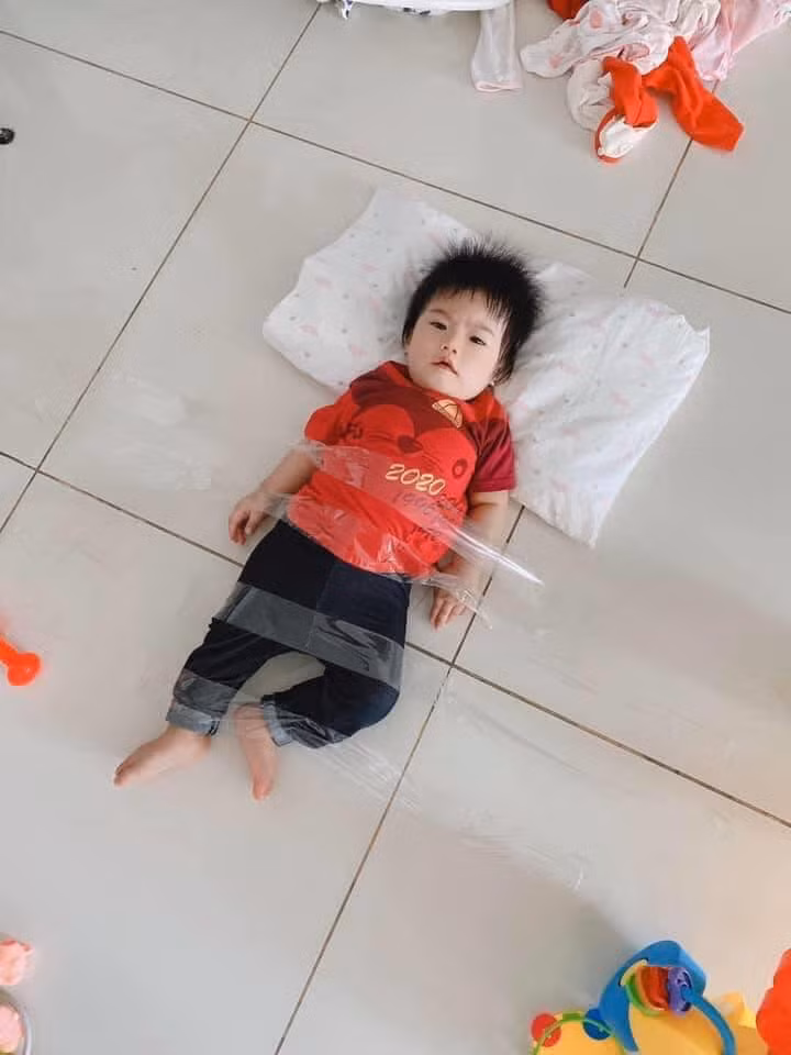 Đặc biệt trong số đó, bức ảnh của một ông bố trông con kèm dòng chú thích "Trông con một lát để em đi nấu cơm..." của tài khoản Bùi Trung Tiến khiến nhiều người đồng cảm.