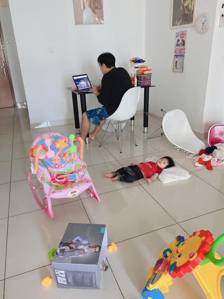 Mới đây trên MXH, hình ảnh những ông bố trông con bá đạo được đăng tải thu hút sự chú ý của CĐM.