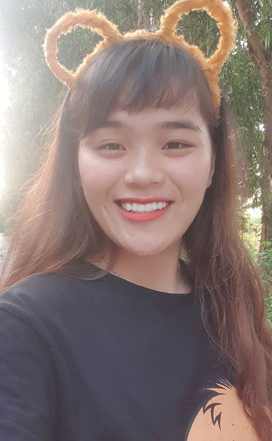 Kèm theo bức ảnh, Ngân Thảo viết: “Anh mặt tròn hỏi em: Sao anh già mọc râu rồi mà em còn chưa chịu lấy anh nữa? Giờ em trả lời sao đây mấy cô mấy chị ơi?”