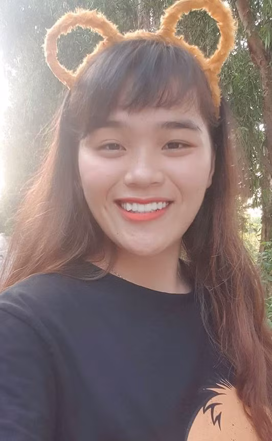 Kèm theo bức ảnh, Ngân Thảo viết: “Anh mặt tròn hỏi em: Sao anh già mọc râu rồi mà em còn chưa chịu lấy anh nữa? Giờ em trả lời sao đây mấy cô mấy chị ơi?”