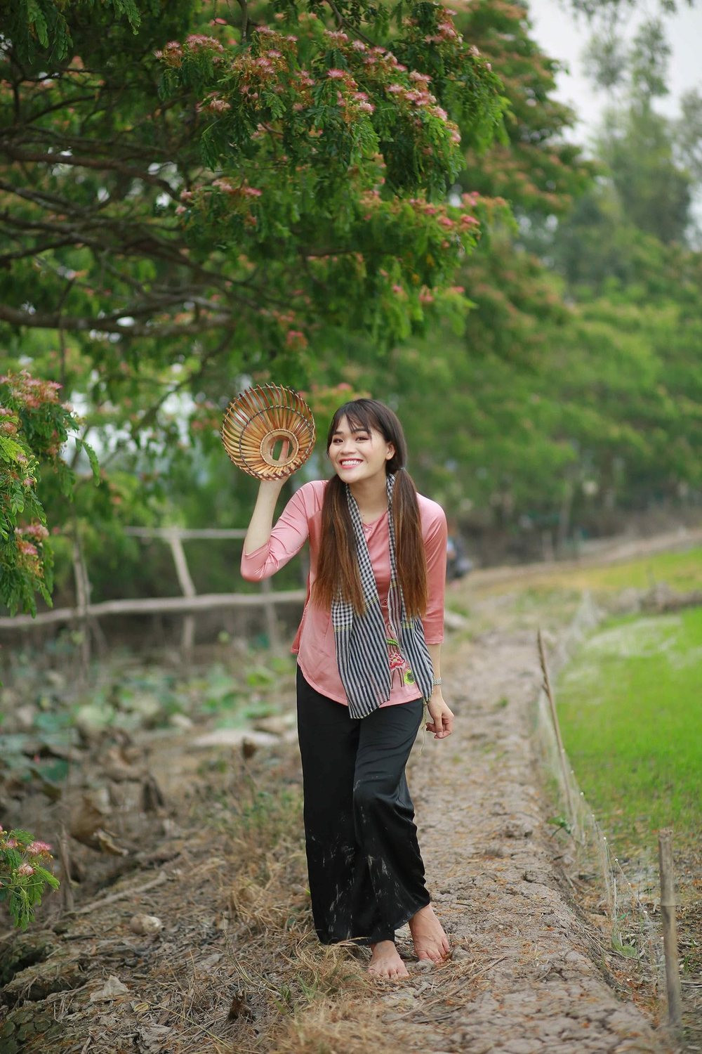 Một trong những điểm gây chú ý khác của Ngân Thảo có lẽ là hàm răng. Thời điểm đó, cô xuất hiện với gương mặt xinh xắn nhưng răng lại bị sún mất 9 chiếc và chưa có tiền chữa trị.