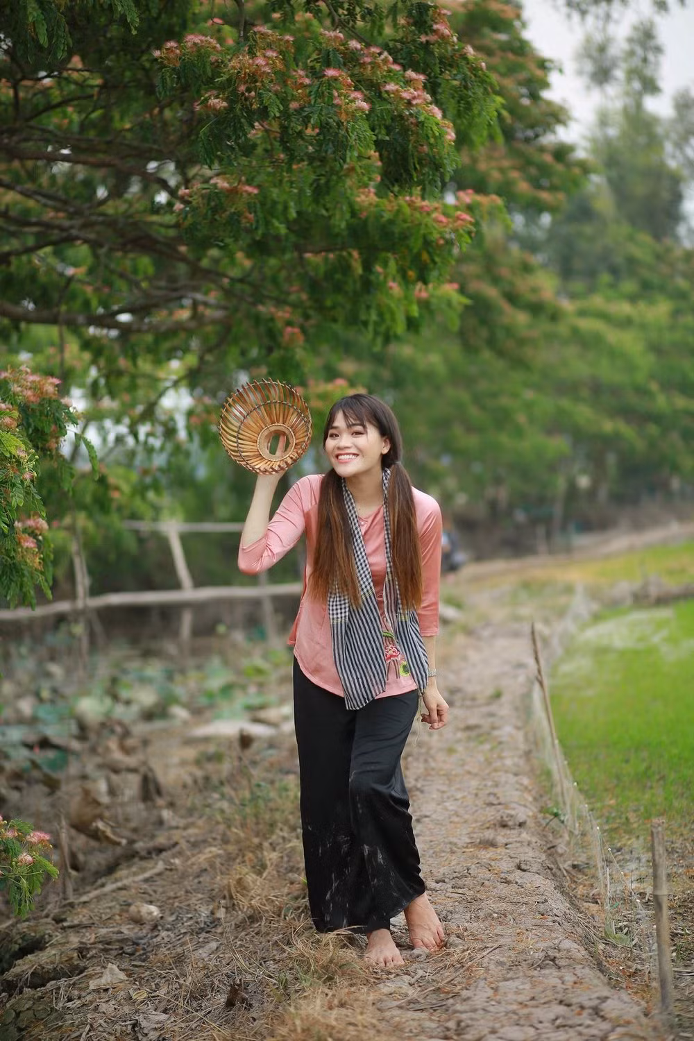 Một trong những điểm gây chú ý khác của Ngân Thảo có lẽ là hàm răng. Thời điểm đó, cô xuất hiện với gương mặt xinh xắn nhưng răng lại bị sún mất 9 chiếc và chưa có tiền chữa trị.