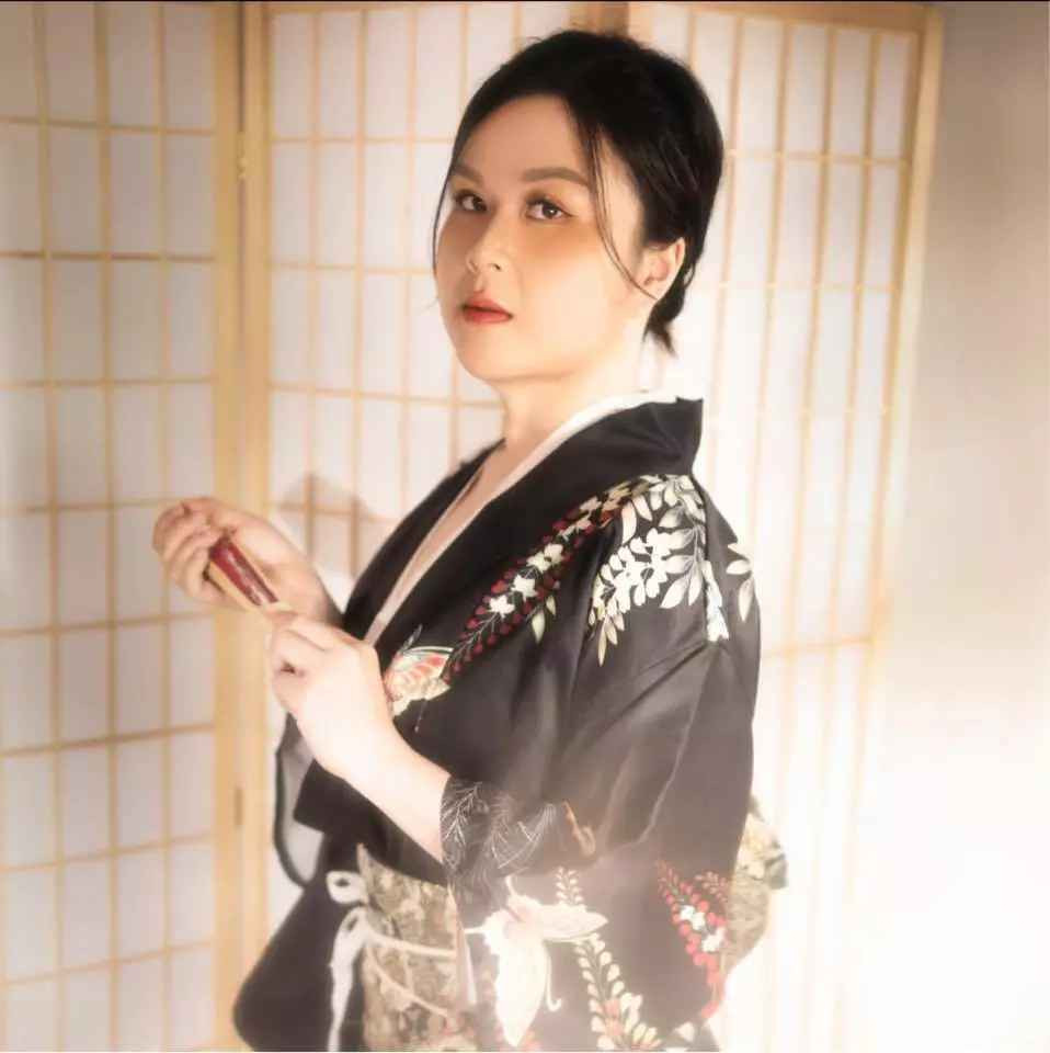 Ngay khi bộ phim vẫn còn đang ghi hình, cô đã xin đạo diễn cho hoàn thành hết các cảnh quay của bản trước, rồi lên đường sang Trung Quốc du học.