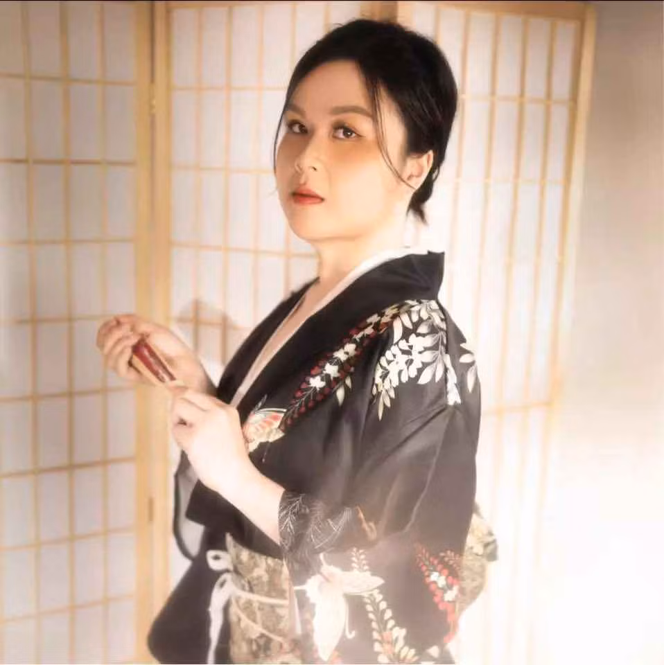 Ngay khi bộ phim vẫn còn đang ghi hình, cô đã xin đạo diễn cho hoàn thành hết các cảnh quay của bản trước, rồi lên đường sang Trung Quốc du học.