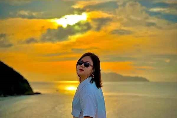 Tại đây, ngoài thời gian dành cho công việc, làm thêm, 9X còn chăm chỉ tập luyện giữ gìn sắc vóc. Và hiện cô đã về nước.