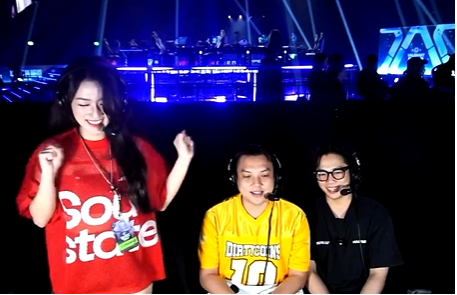 Theo đó, MC Linh Nắng bất ngờ bắt trend và nhảy một điệu nhảy TikTok cực kỳ cuốn hút: "Yêu các bạn nhất đấy nhớ, không bao giờ nhảy TikTok đâu, khó không biết nhảy" - nữ MC tâm sự.