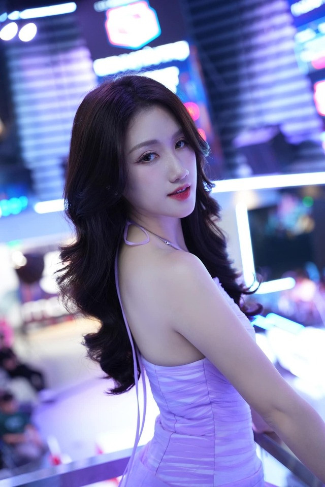 Ngay lập tức, khán giả đã "phát cuồng" và gửi hàng loạt lời khen ngợi, những icon trái tim và các bình luận có cánh dành cho Linh Nắng.