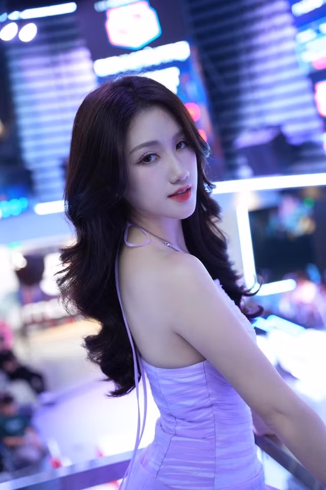 Ngay lập tức, khán giả đã "phát cuồng" và gửi hàng loạt lời khen ngợi, những icon trái tim và các bình luận có cánh dành cho Linh Nắng.