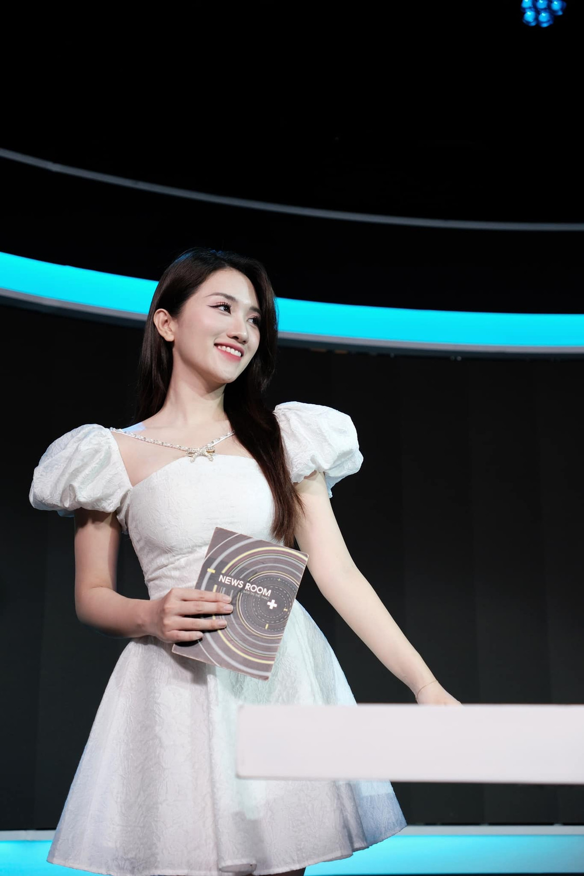 Không chỉ sở hữu vẻ ngoài xinh đẹp, Linh Nắng còn ghi điểm mạnh mẽ với tài năng dẫn dắt chương trình, sự duyên dáng trong giao tiếp và khả năng hiểu biết sâu sắc về game.