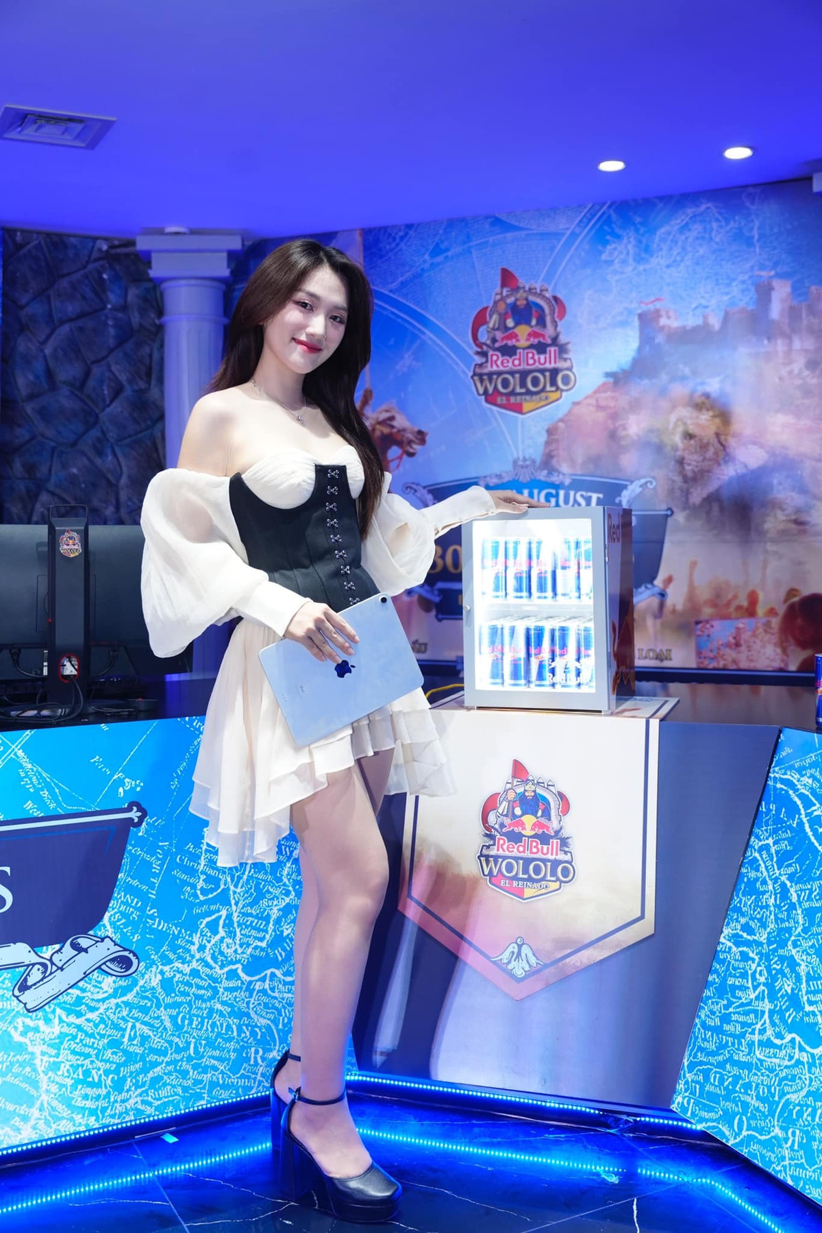 Điều khiến Linh Nắng trở thành nữ MC được yêu thích chính là phong cách giao tiếp rất dễ mến và gần gũi. Cô luôn biết cách tương tác với người hâm mộ, lắng nghe và chia sẻ những câu chuyện thú vị, tạo nên không khí thân thiện trong mỗi buổi stream hay sự kiện mà cô nàng dẫn dắt.