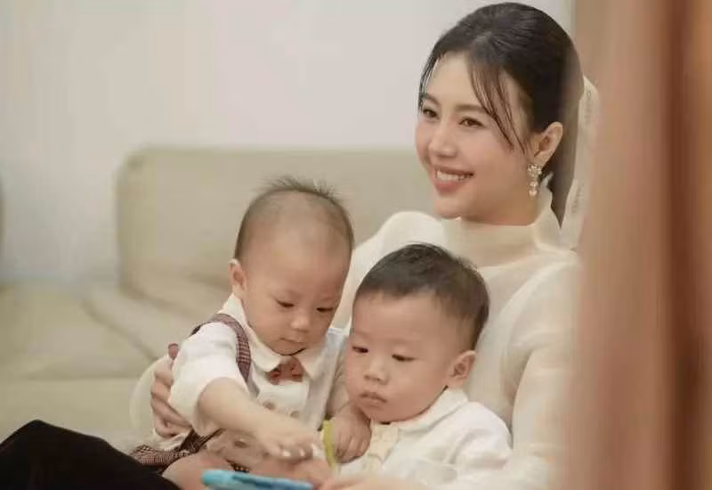 Bẵng đi một thời gian đến tháng 12/2020, người đẹp họ Vũ bất ngờ tổ chức đám hỏi với ông xã tên T.V.H, hơn cô 4 tuổi. Được biết, anh hiện là giám đốc một công ty về thiết bị điện ở Hà Nội.