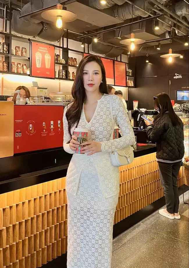 Trong những lần hiếm hoi khoe khéo về bạn đời, Ngọc Châm tiết lộ: “Người ta bảo muốn biết lòng dạ đàn ông, hãy đến khoa sản của bệnh viện. Nhưng thực tế là mẹ đã nhìn thấy một người đàn ông đầy tình yêu, ấm áp và trách nhiệm ngay từ những ngày đầu gặp bố, vậy nên mẹ yêu bố và Leo của mẹ chào đời”.