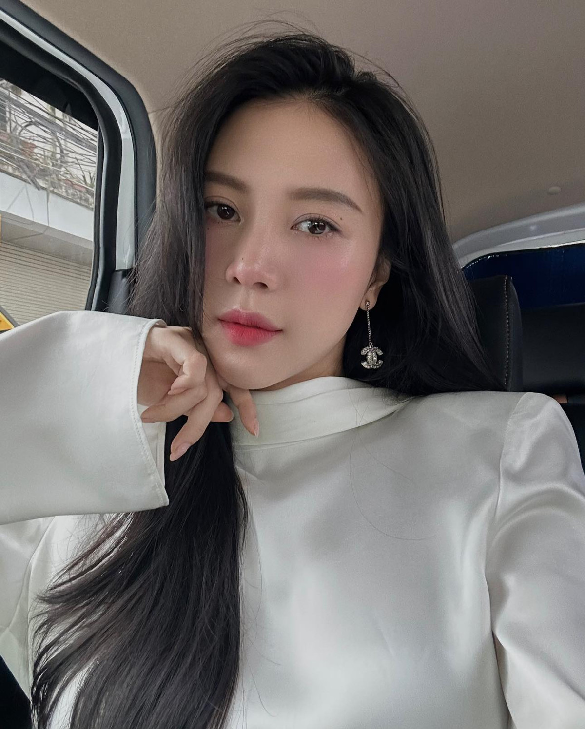 Nếu theo dõi trang cá nhân của Ngọc Châm, không ít người phải trầm trồ trước sắc vóc của bà mẹ 2 con. Sau sinh không lâu, người đẹp họ Vũ đã về dáng rất nhanh, thân hình thon thả, gương mặt vô cùng xinh đẹp.