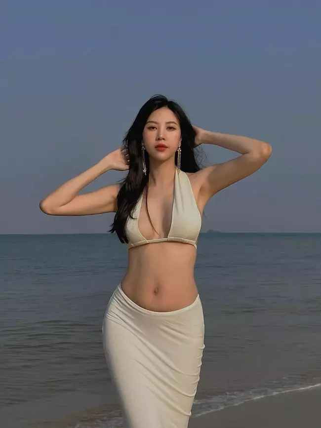 Ở tuổi 31, cựu tiếp viên hàng không hiện có cuộc sống hạnh phúc, sung túc bên chồng và hai con.