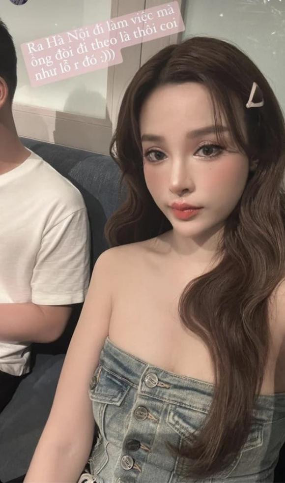 Dù đã ở cạnh nhau 12 năm nhưng tình cảm của vợ chồng cựu hot girl Hà thành vẫn cực mặn nồng, ngọt ngào như lúc mới yêu.