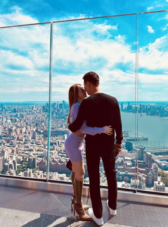 Không dừng lại ở đó, chồng Huyền Baby nịnh vợ đến mức lúc nào cũng thấy vợ đẹp và dành lời khen cho nhan sắc của vợ.