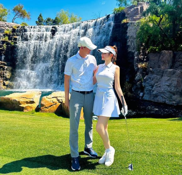 Theo đó, ông xã đại gia của Huyền Baby thường xuyên dành thời gian hộ tống vợ đi công tác, thậm chí còn không ngần ngại cùng đi spa, ngồi đợi làm xong việc để cùng về.