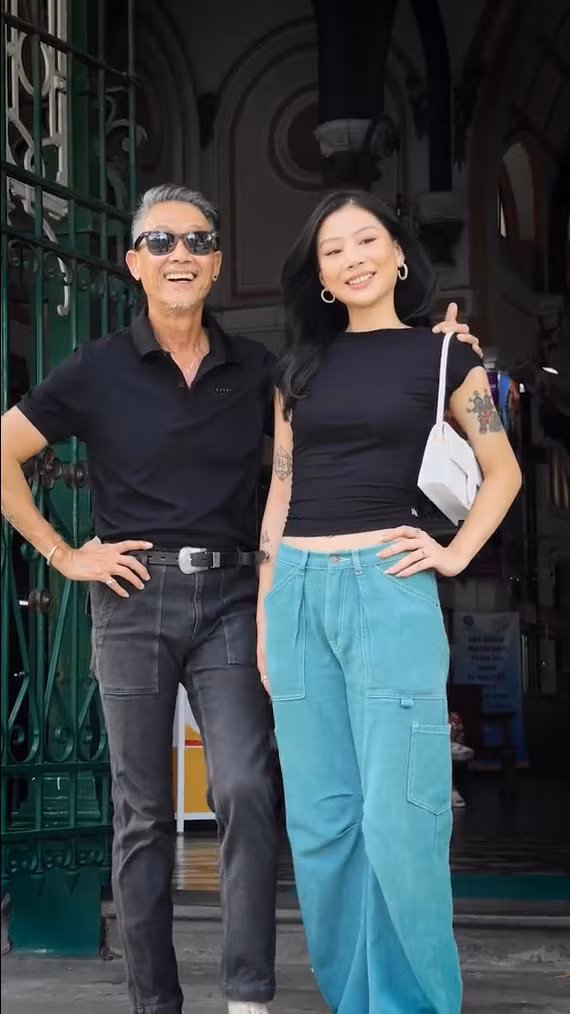 Gần đây, những hình ảnh về con gái của "Ông chú Polo" cũng thu hút đông đảo sự chú ý của mọi người. Theo đó, nhan sắc và phong cách thời trang của cô nàng cũng được nhiều người đáng giá là chẳng hề kém cạnh bố.