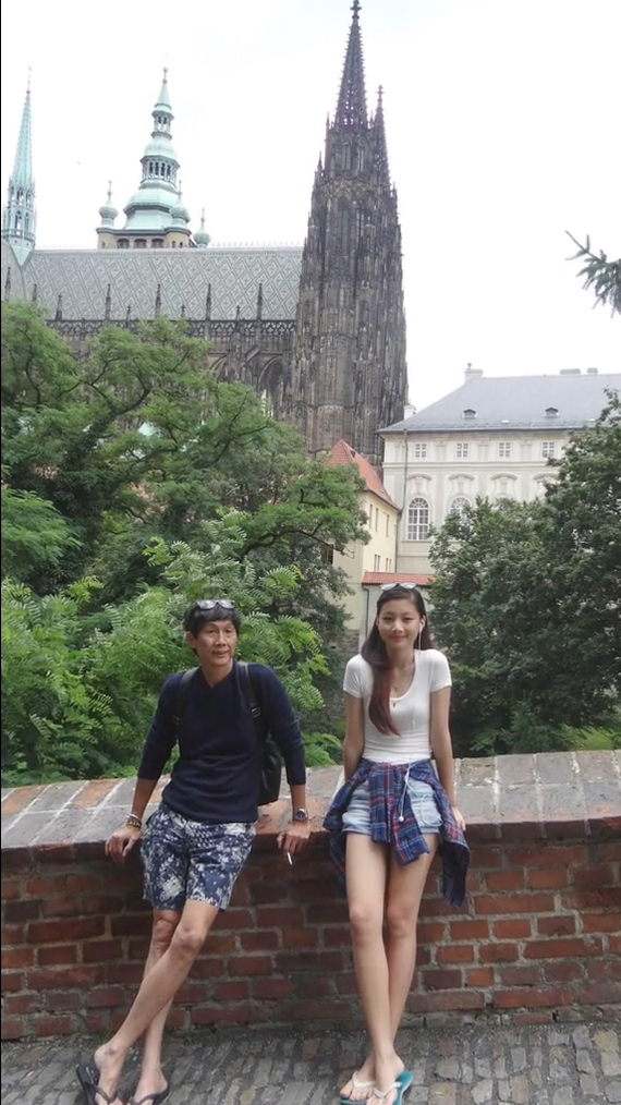 Giống bố của mình, cô gái cũng có nhiều hình xăm trên cơ thể, như một cách thể hiện cho nét tính cách riêng biệt của bản thân.