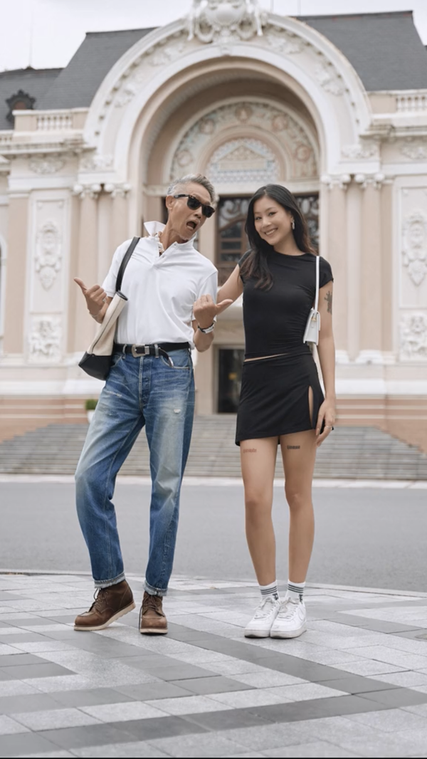 Mặc dù lúc ấy còn bé nhưng phong cách ăn mặc và thần thái chụp ảnh của cô nàng cũng đã giống như những người mẫu chuyên nghiệp.