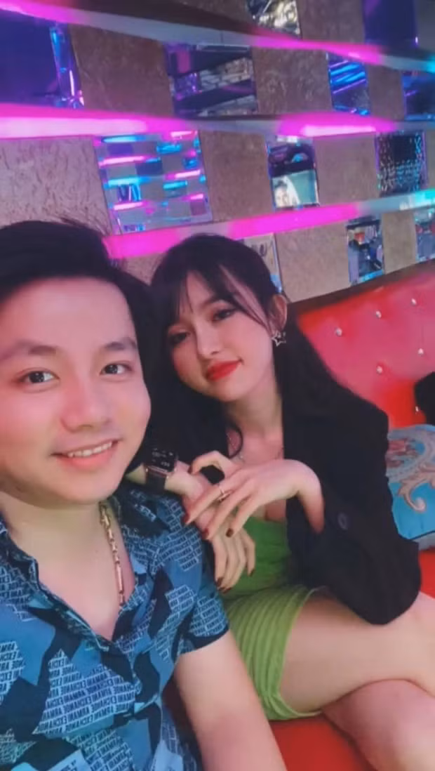 Nổi tiếng là vậy song người hâm mộ hiếm thấy Khoa Pug công khai bạn gái hoặc chỉ nhắc đến theo phong cách “nửa đùa nửa thật”.