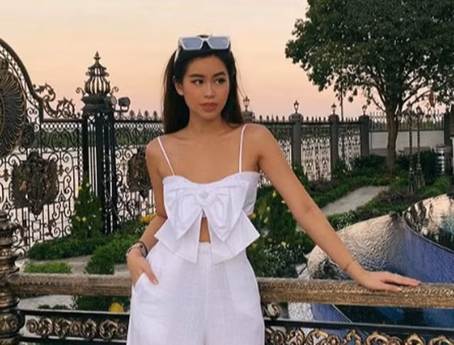 Thậm chí, nhiều người còn nhận xét về Tiên Nguyễn bằng việc quanh năm "đắp" lên mình toàn hàng hiệu, ở biệt thự siêu to khổng lồ view sông Sài Gòn,... tất cả đều khiến dân mạng nhìn thôi cũng hoa mắt chóng mặt.