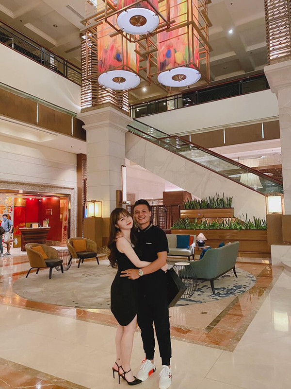 Quang Hải còn đăng bức ảnh ôm eo tình cảm bạn gái và nói lời yêu thương trên trang cá nhân của mình.