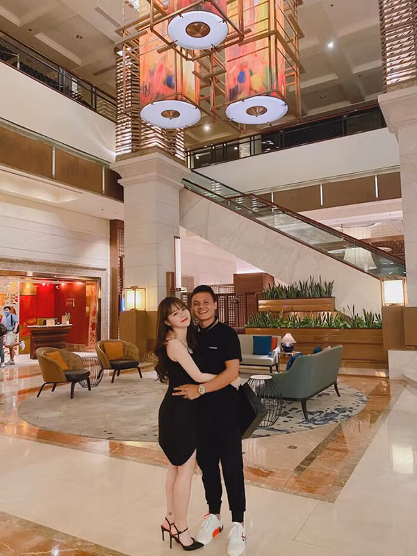 Quang Hải còn đăng bức ảnh ôm eo tình cảm bạn gái và nói lời yêu thương trên trang cá nhân của mình.