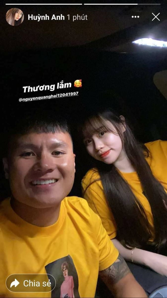 Còn nhớ cách đây vài tháng, khi Quang Hải bị kẻ xấu xâm nhập Facebook và lộ loạt tin nhắn riêng tư, không chỉ chàng tiền vệ này nhanh chóng lên tiếng, cho biết đã nhờ cơ quan chức năng vào cuộc thì bạn gái Huỳnh Anh cũng có những động thái công khai đứng về phía bạn trai.