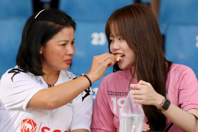 Không chỉ có những dòng trạng thái hạnh phúc trên MXH, Huỳnh Anh còn vô cùng thân thiết với gia đình Quang Hải. Trong một trận đấu diễn ra trên sân Hàng Đẫy, Huỳnh Anh dược mẹ của chàng cầu thủ đến từ Đông Anh đút cho ăn.